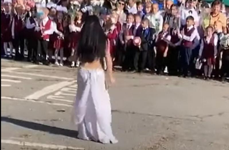 Линейка по-хабаровски: школьников поздравили с Днём знаний танцем живота