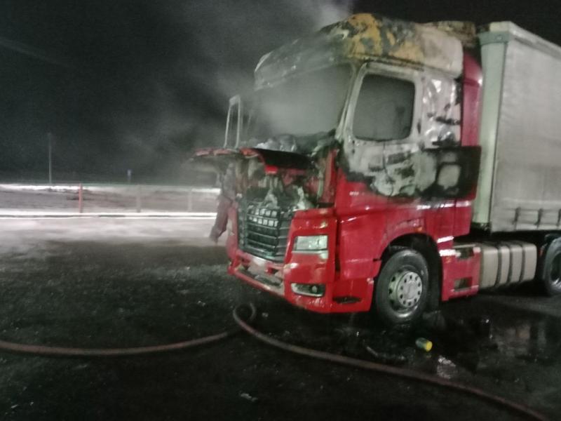 В Самарской области 5 февраля на трассе М5 полыхал грузовик
