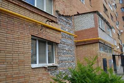 В Новокуйбышевске частично обрушилась стена многоэтажки