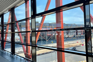 Корректируют расписание, возвращают деньги, сажают на другие рейсы: в крупнейшей авиакомпании произошел сбой