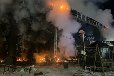 В Тольятти продолжают тушить крупный пожар в ресторане на набережной