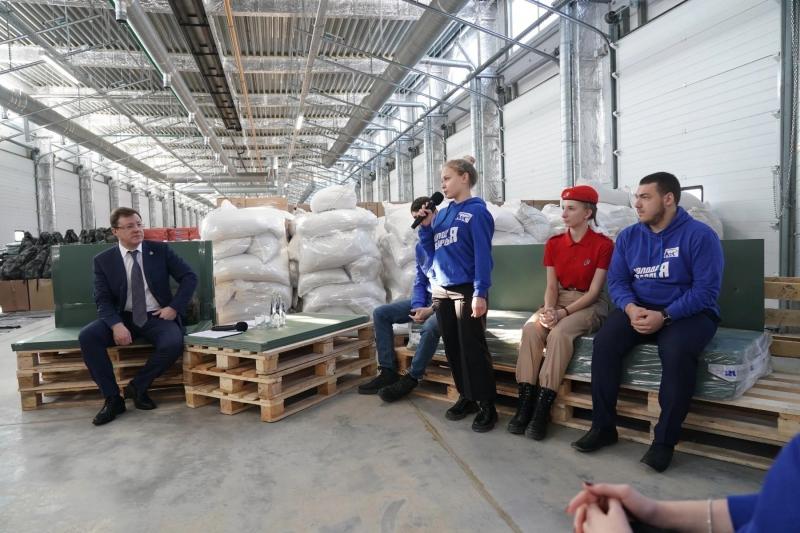 От гуманитарной помощи до моральной поддержки: Дмитрий Азаров встретился с волонтерскими объединениями "Единой России"