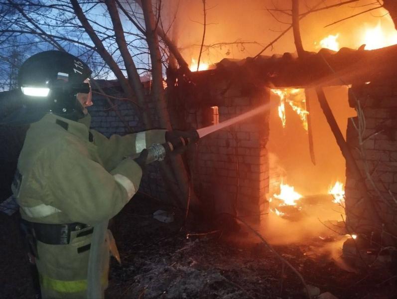 В Самарской области 31 марта вспыхнул сарай на 40 "квадратах"