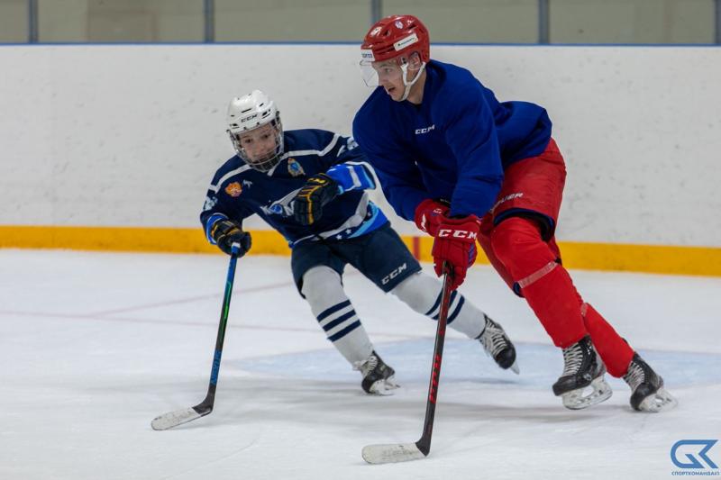 Обладатель Кубка Гагарина Тахир Мингачев провел мастер-класс для юных хоккеистов Самары