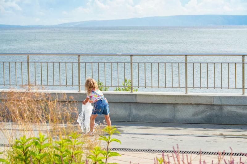 Гостям и жителям Тольятти рассказали, как работают фонтаны на новой набережной