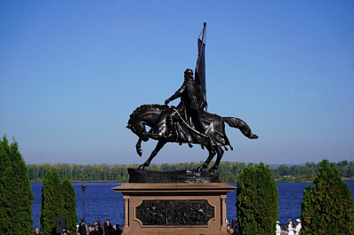 Общественники, ветераны и почетные жители Самары возложили цветы к памятнику князю Григорию Засекину