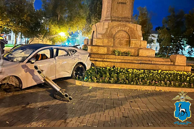 В Самаре мужчина на иномарке влетел в памятник Ленину