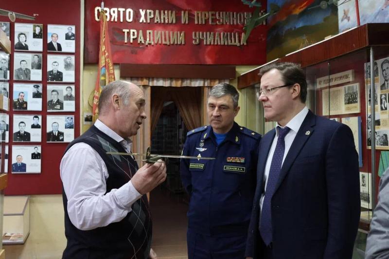 Готовят специалистов для всей страны: Дмитрий Азаров встретился с руководством Сызранского вертолетного училища