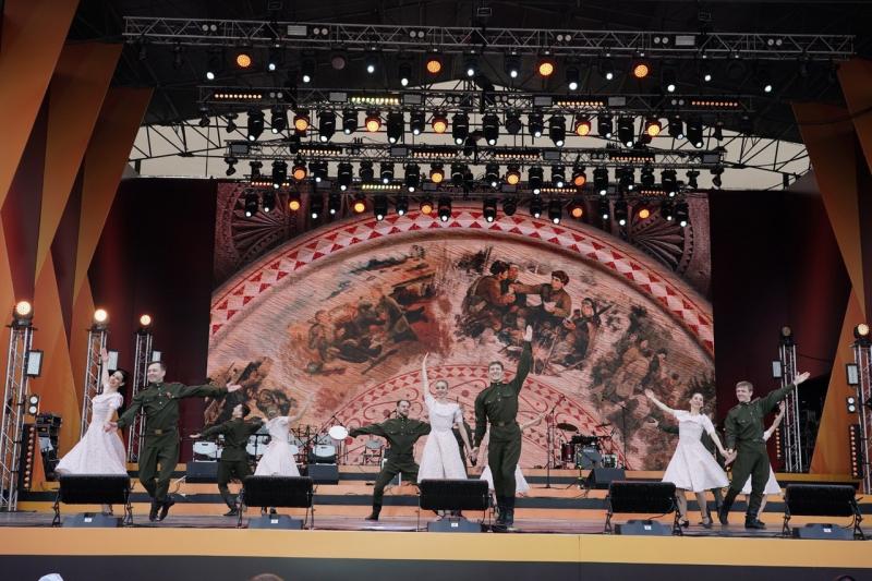 В Самаре на площади Куйбышева проходит праздничный концерт в честь Дня Победы