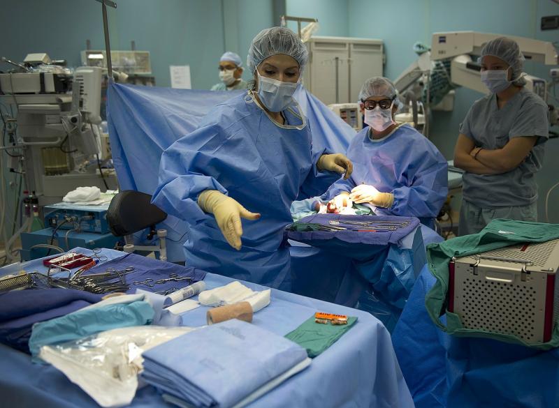 В Самаре впервые провели операцию по перфорации желудка лапароскопически