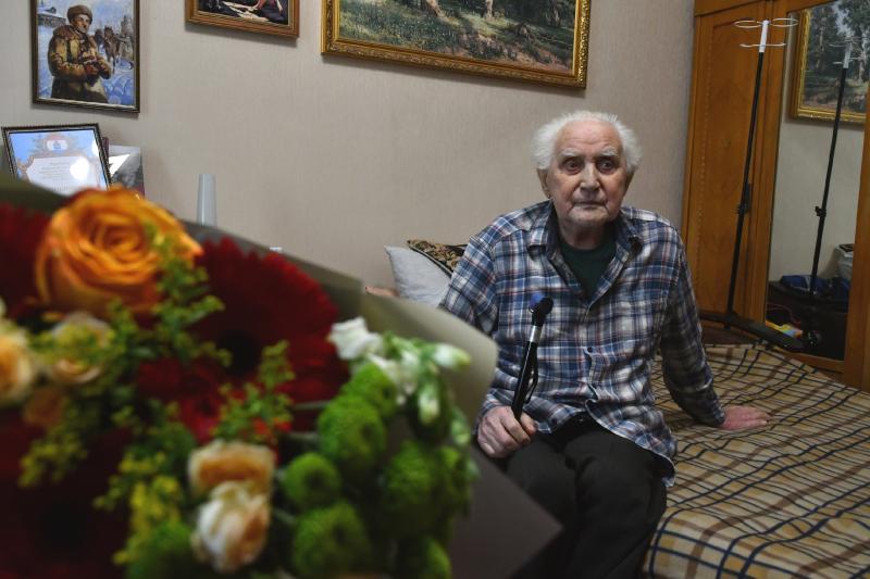 "Краски Победы": ветерану Великой Отечественной войны Александру Любимову подарили портрет