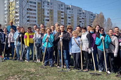 Сотрудники министерства образования области привели в порядок территорию на улице Димитрова в Самаре