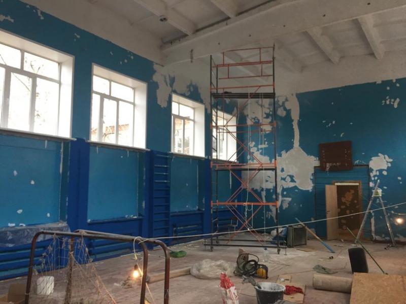 В школе села Гвардейцы ремонтируют спортивный зал 