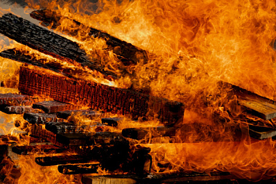 В Самаре тушат горящие сараи и гаражи