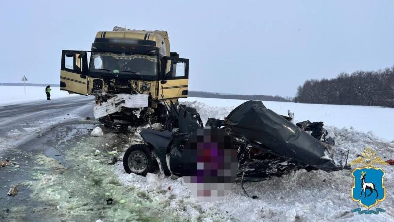В ДТП с фурой и легковушкой 7 марта в Самарской области погибли два человека
