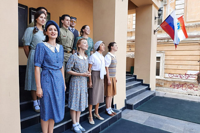 Актёры "Камерной сцены" дали концерт на крыльце театра 22 августа