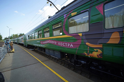 "Грушинский экспресс" украсят столиками в форме гитары и подоконниками со струнами