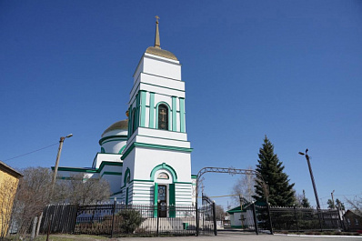 Дмитрий Азаров привез Благодатный огонь в храм села Кинель-Черкассы
