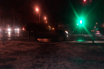 В Самаре мужчина без прав сбил пешехода, который шел на красный