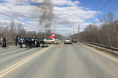 Авария из четырех автомобилей привела к транспортному коллапсу на Южном мосту