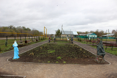 В селе Обшаровка открыли парк "Сказка" 