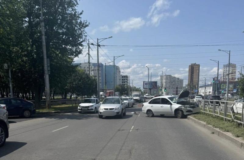 В Самаре "Гранта" врезалась в пешеходные ограждения после столкновения с "Сузуки"