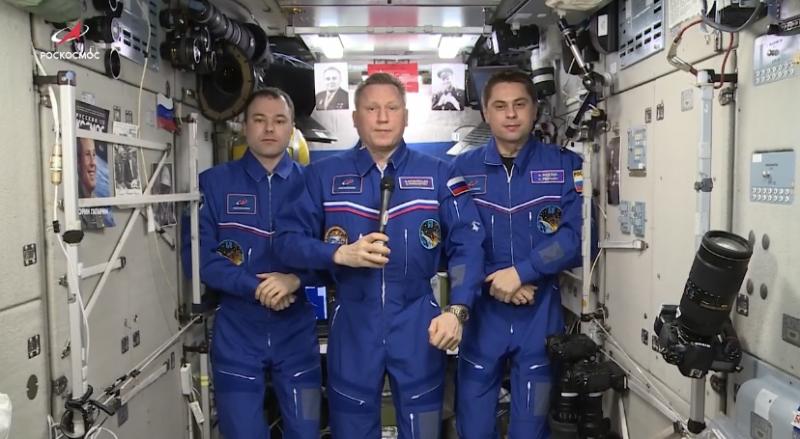 "В нашей памяти навсегда останется великий подвиг предков": космонавты поздравили россиян с Днём Победы 
