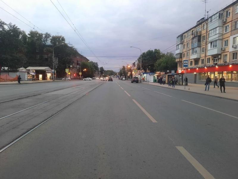 В Самаре женщина вышла из трамвая и попала под машину