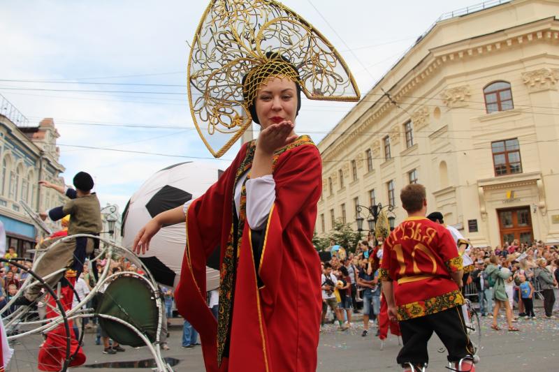 Мимы, ходулисты и двухметровые матрешки: Самаре прошел карнавал в честь ЧМ-2018