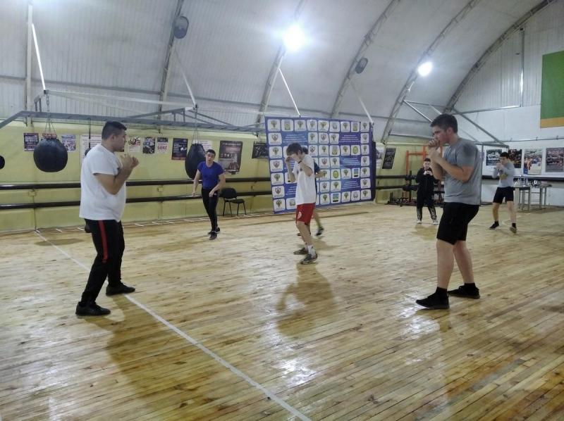 Чемпион России провел тренировку с юными боксерами Богатовского района 