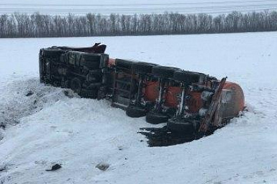 На самарской обводной дороге перевернулся груженый нефтевоз