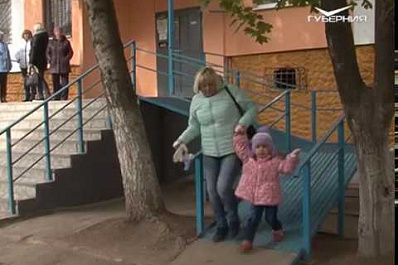 Общественники помогли установить пандус у одного из домов в Кировском районе