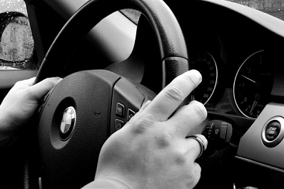 В Самарской области пьяный водитель набросился на остановившего его полицейского