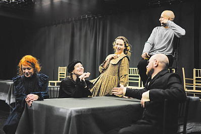 Три сестры под новым углом: Денис Бокурадзе выпускает пятичасовой спектакль