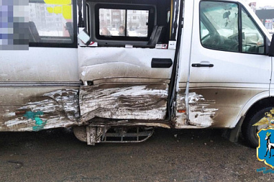 В Тольятти иномарка "проскочила" на красный и врезалась в автобус