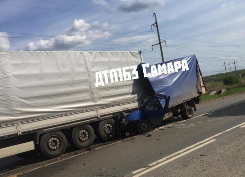 В Самарской области водитель "газели" врезался в стоящий "КамАЗ" и погиб