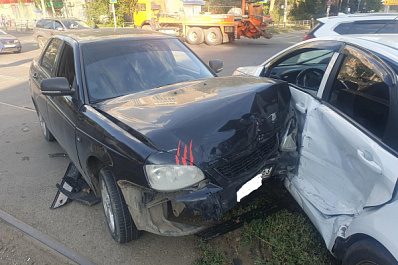 В Самаре в массовом ДТП с тремя машинами пострадала женщина