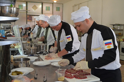 Посетители форума "Армия-2020" съедят свыше 300 кг гречневой каши с мясом