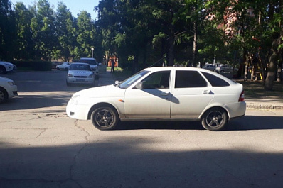 В Тольятти водитель "Приоры" сбил во дворе маленькую девочку в желтом платье