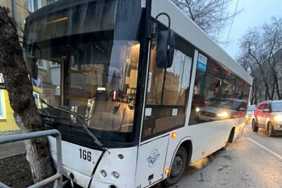 В Самаре водитель автобуса врезался в Mercedes, ограждение и дерево
