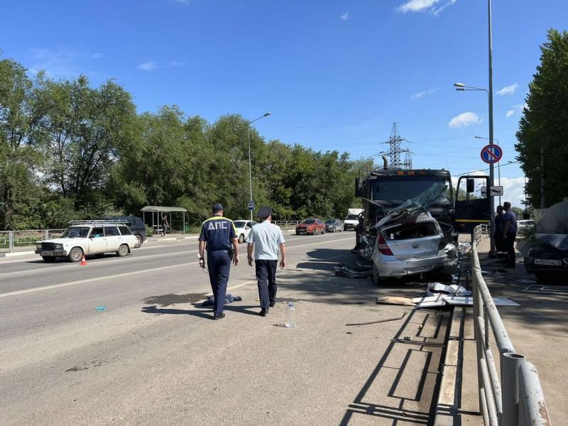 Два человека попали в больницу после ДТП с участием КАМАЗа и легковушек в Самаре