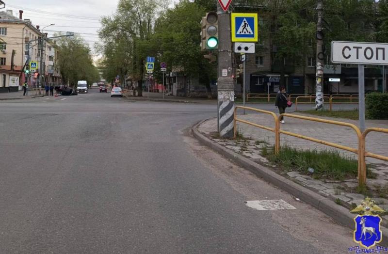 В Тольятти 4 мая после столкновения с "Калиной" перевернулась "Веста"