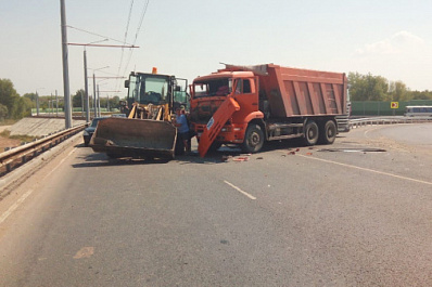На Фрунзенском мосту в Самаре трактор врезался в "КамАЗ"