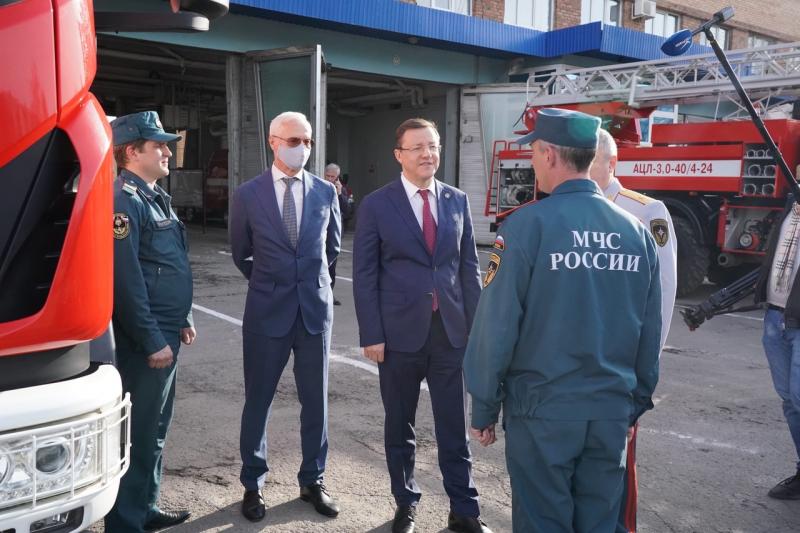 Дмитрий Азаров в Тольятти лично поздравил пожарных с профессиональным праздником