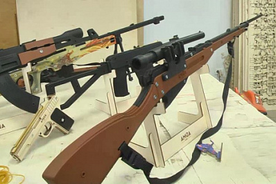 Самарец создает точные копии оружия из березы  