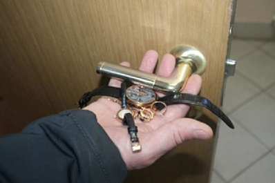 В Сызрани вор вынес из квартиры украшения на 96 тысяч рублей, пока хозяева были в другой комнате