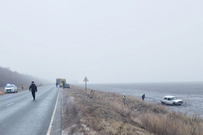 В Самарской области "семерка" на обгоне задела фуру и вылетела в кювет