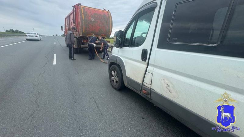 В Самарской области сотрудники ДПС помогли водителю добраться до автосервиса