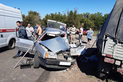 В Самарской области в ДТП расплющило "девятку"