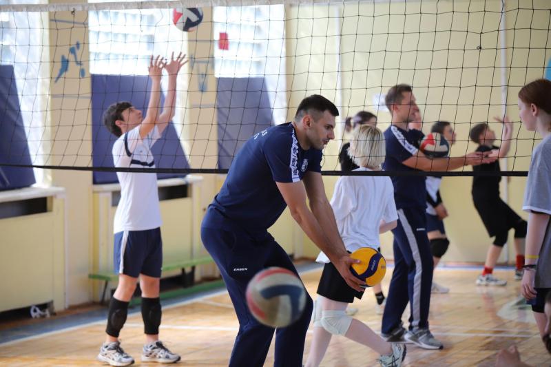 Волейболисты "Новы" провели мастер-класс для детей из Чапаевска
